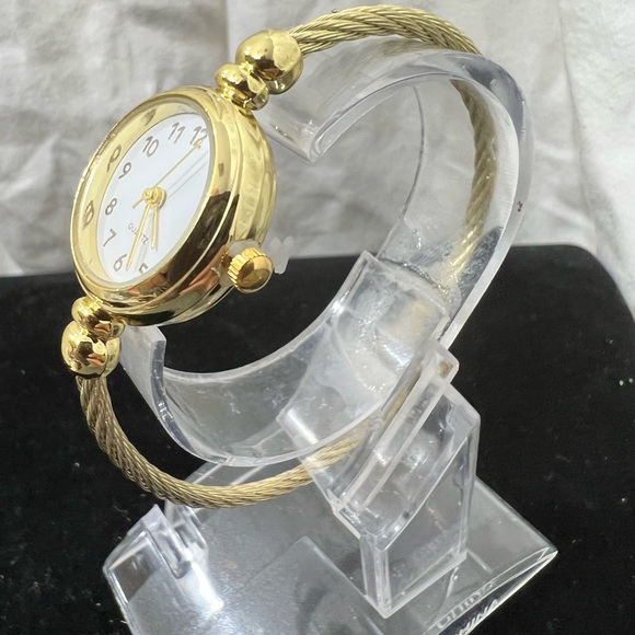Quartz Ladys Watch Has A White Face & A Cable Wrist Holder 18kt. Gold Plating - Picture 11 of 11
